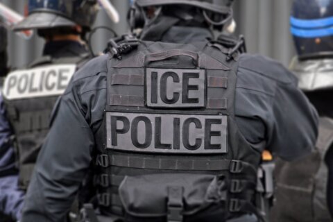 Esposa de soldado de EEUU es bajada de vuelo de deportación y liberada de custodia migratoria